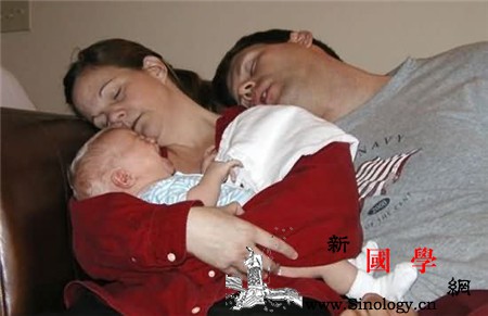 照顾新生儿新手爸妈常犯错误_尿布-爸妈-宝宝-哭闹-