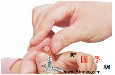 小儿推拿治疗吐奶的手法_医者-推拿-拇指-位置- ()