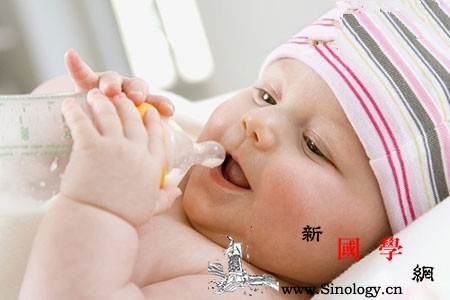新生儿打嗝时能喂水吗_打嗝-喂奶-诱发-背部- ()