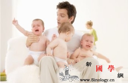 新生儿打嗝频繁怎么回事_挠痒-打嗝-喂奶-奶瓶-