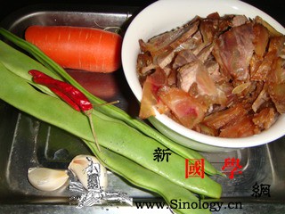 刀豆焖牛肉_热油-刀豆-豆角-倒入-