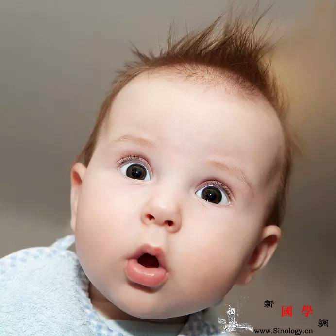 你还在这样抱新生儿？当心害了宝贝！99%的宝_躺在-抱着-婴儿-妈妈-