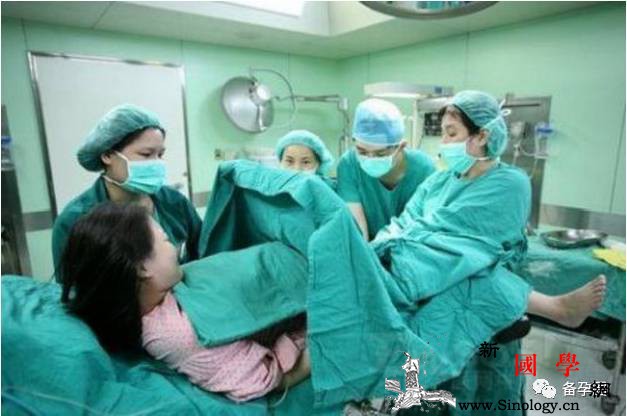 产房内产妇大出血婆婆的回答让人寒心！_平安-婆婆-生下-孩子-