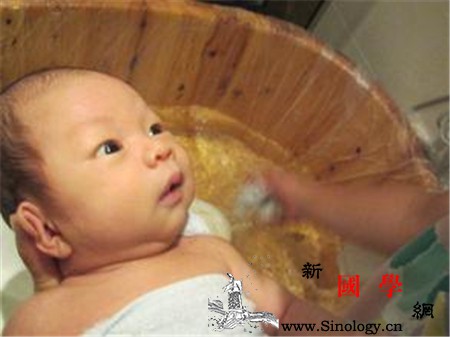 秋天新生儿能洗澡吗_脐带-水温-毛巾-洗澡-
