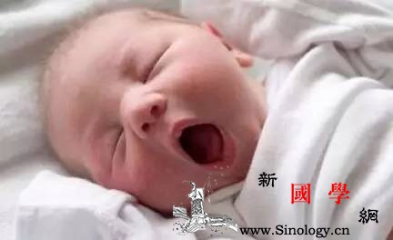 新生Baby会迈步why？|好玩有趣有意义_迈步-反射-宝宝-蹬腿-