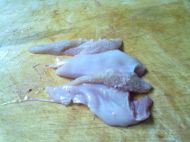 鸡肉丸子_鸡胸-蛋清-丸子-倒入-