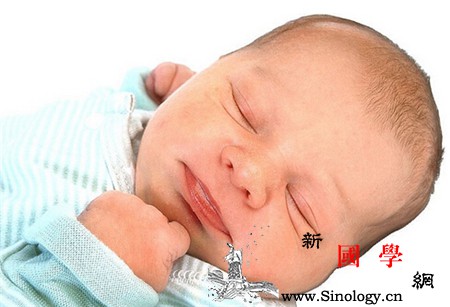 新生儿一天睡几个小时正常_俯卧-侧卧-仰卧-几个小时-