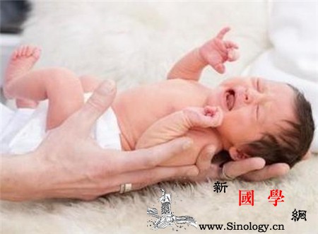 新生儿肚子胀气怎么排气_腹胀-喂奶-排气-按摩-
