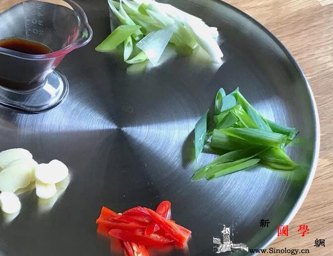 蚝油蘑菇炒鸡丁软滑柔嫩的下饭料理_倒入-蘑菇-调味料-厚片-