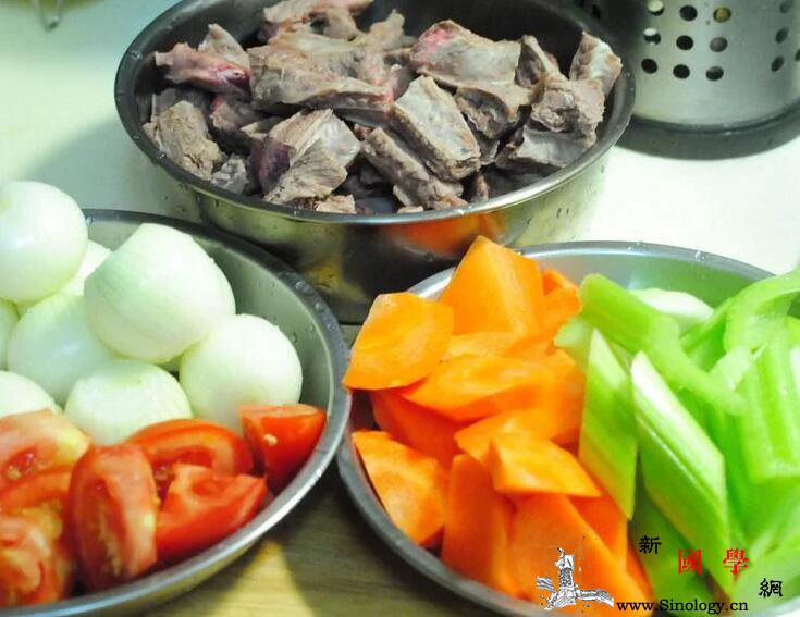 牛腩蔬菜汤暖胃低卡的瘦身汤_蒜瓣-牛腩-红萝卜-洋葱-