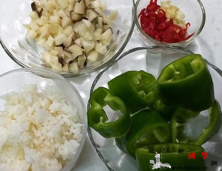 鲜菇米饭酿青椒咸香清爽的开胃菜_米酒-青椒-酱油-香气-