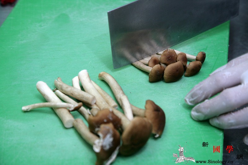 茶树菇姜丝羊肉汤清爽暖胃的冬季养生料理_姜丝-米酒-羊肉-姑洗-