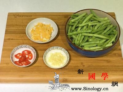 咸蛋黄炒四季豆清脆爽口的春季开胃菜谱_蒜头-咸蛋-再加-辣椒-