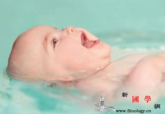 为了保护肚脐宝宝洗澡有必要使用防水贴么？_脐带-肚脐-脱落-干燥-