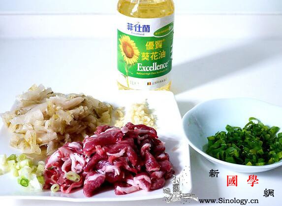 酸白菜炒肉酸爽的下饭菜_葱白-葱绿-蒜头-米酒-
