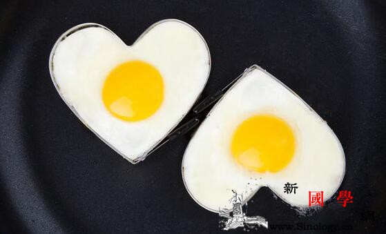 怎么煎爱心鸡蛋一学就会的两个简单心形鸡蛋做_煎蛋-食用油-香肠-爱心-