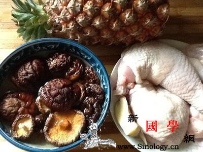 凤梨香菇炖鸡汤清爽可口的开胃汤_土鸡-凤梨-香菇-鸡肉-
