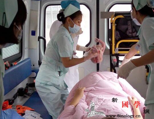 女子急救车上产子二胎妈妈竟不知自己怀孕且上_产子-急救-车上-女士-