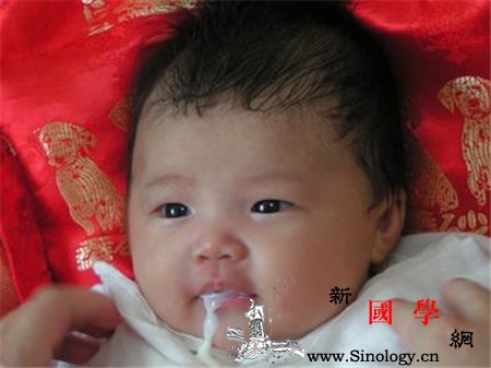 新生儿吃多了有什么表现_打嗝-喂养-腹泻-吃多了-