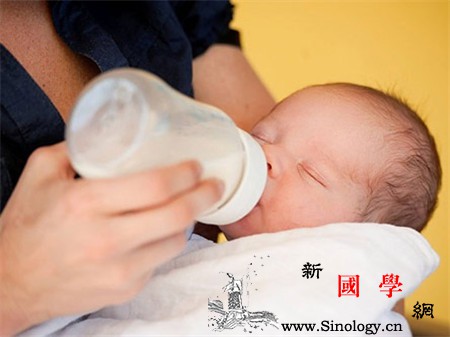 婴儿呛奶的危害_奶汁-引流-脑部-缺氧-