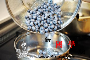 自制蓝莓果酱的做法丰富口感堪称好感收割机_蓝莓-砂糖-果酱-收割机-