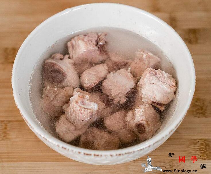 红薯粉蒸排骨的做法_调味料-豆瓣酱-姜末-葱花-