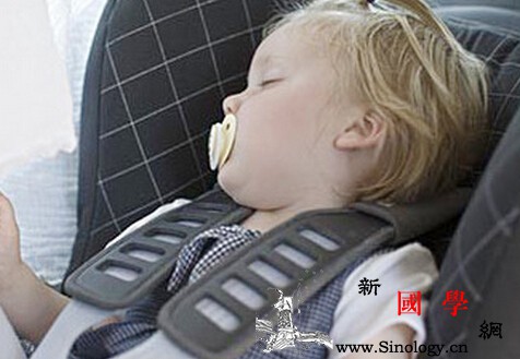 小孩晕车恶心怎么办？_风油精-晕车-车内-坐车-