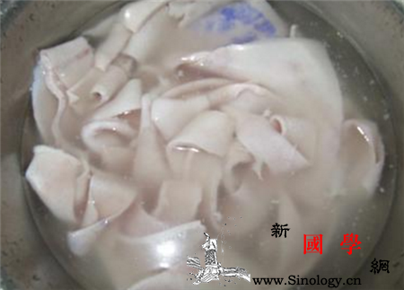 自制皮冻的家常做法_肉皮-温水-适量-锅中-