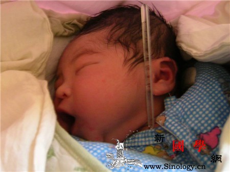 新生儿体温偏高怎么办_海绵-擦身-偏高-通风-