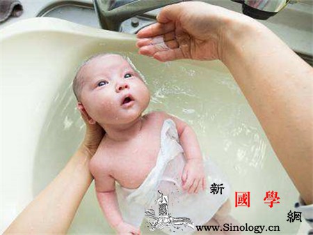 新生儿第一次洗澡时间_接种-疫苗-洗澡-出生-