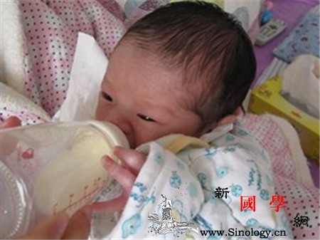 新生儿第二天吃多少奶粉_喂养-奶粉-吃奶-宝宝-