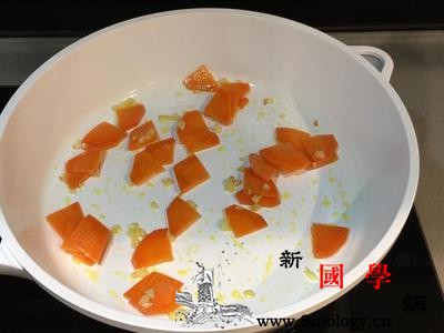 花椰菜咸粥清淡暖胃的冬季料理_花椰菜-红萝卜-麻油-胡椒-