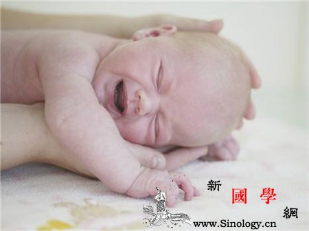 新生儿吸入性肺炎有什么症状_羊水-宫内-乳汁-吸入-