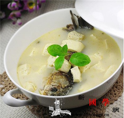吃什么有助于下奶鲫鱼汤会胆固醇高吗？_通草-金针菜-虾仁-猪蹄-