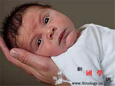 新生儿的脸一边大一边小怎么办应对办法在这里_斜颈-响动-光源-宝宝-