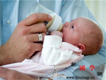 新生儿用什么奶瓶好这种最好_拿着-母乳-奶瓶-母乳喂养-