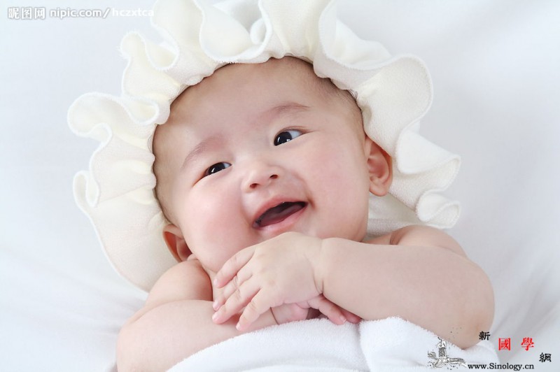 给哺乳期的宝宝洗澡的正确方法_哺乳期-浴巾-棉花-沐浴-