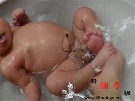 新生儿洗澡肚脐能沾水吗沾水了也不必紧张这_脐带-肚脐-脱落-洗澡-