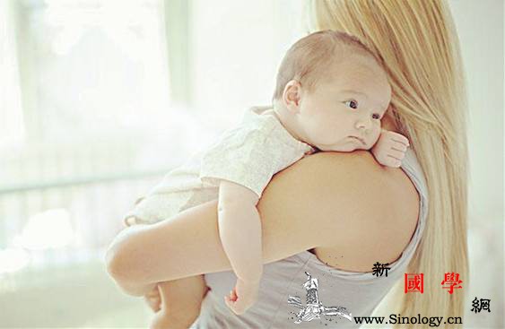 新生儿老打嗝是什么原因新生儿打嗝怎么缓解如_打嗝-诱发-哺乳-缓解-