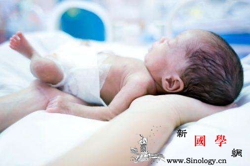 早产儿宝宝出院回家怎么护理早产儿回家后爸爸_早产儿-出院-护理-照顾-