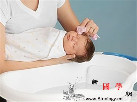 怎么给新生儿洗头给新生儿洗头有哪些好处_洗头-妈咪-毛巾-清洗-