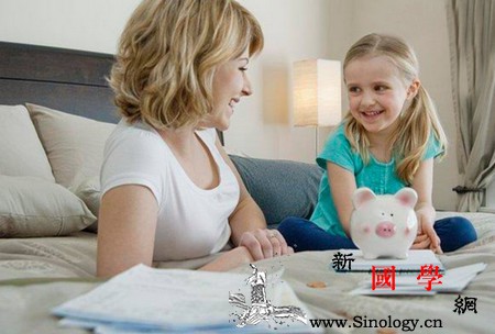 孩子被老师批地一无是处这位妈妈的做法震惊所_幼儿园-妈妈-看着-老师-