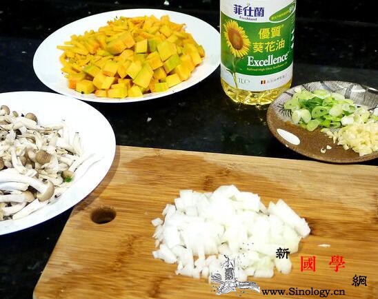 南瓜鸡肉焖饭一锅到底的美味料理_金瓜-鸡腿-葱白-洋葱-