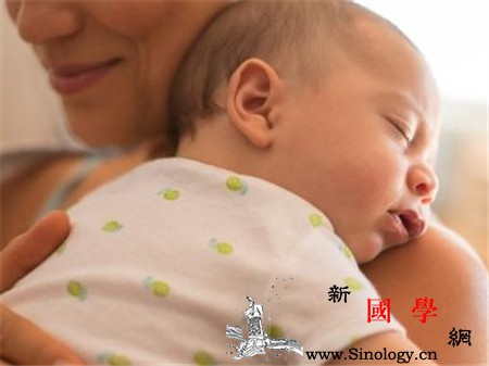 新生儿可以竖着抱吗会伤害宝宝脊椎吗？_几个-背脊-背部-竖着-