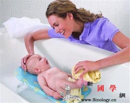 新生儿秋季洗完澡擦什么宝宝皮肤褶皱和肚脐要_肚脐-褶皱-洗完-秋季-