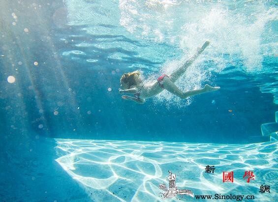 秋天小孩可以游泳吗_换气-水温-锻炼-游泳-