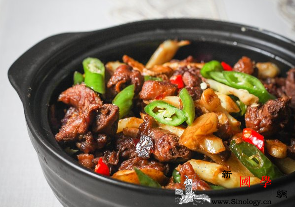 怎么焖鸭肉好吃光闻着就要流口水的焖鸭做法_姜片-鸭肉-倒入-郫县-