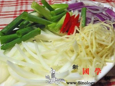 葱爆牛肉的简单做法料多味美的家常小炒_姜丝-洋葱-调味料-牛肉-