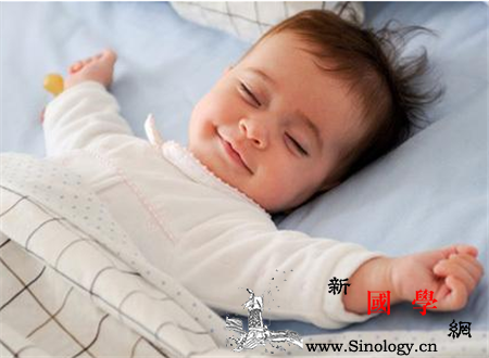 新生儿睡觉笑出声音是怎么回事_周期-睡眠-睡觉-声音-