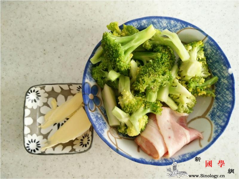 西兰花炒培根的做法_盐巴-主料-青花-培根-